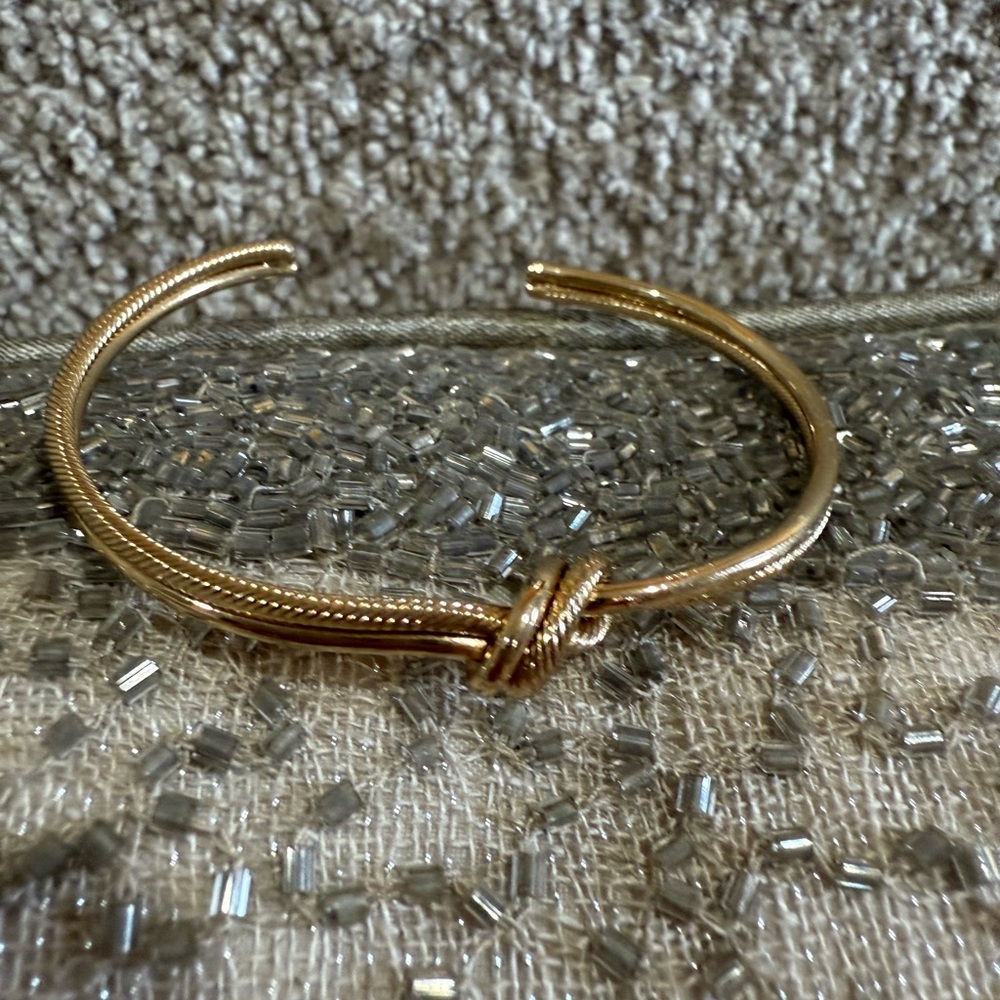 Elegant Gold Knot Bracelet